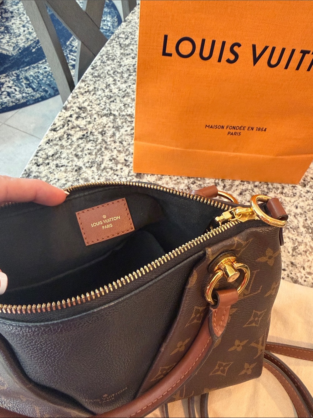 Louis Vuitton V tote BB Noir CARA Brown Monogram Black V-Panel Crossbody Bag - Picture 3 of 7